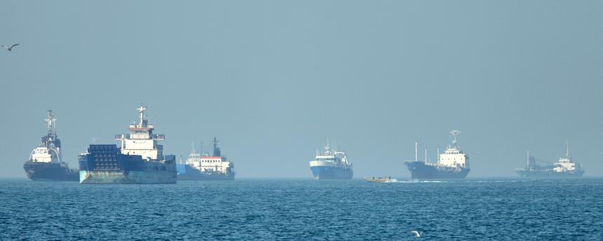 Frachtschiffe, darunter Massengutfrachter und Stückgutfrachter, liegen vor der Küste vor Anker, vor Bandar Abbas, Iran