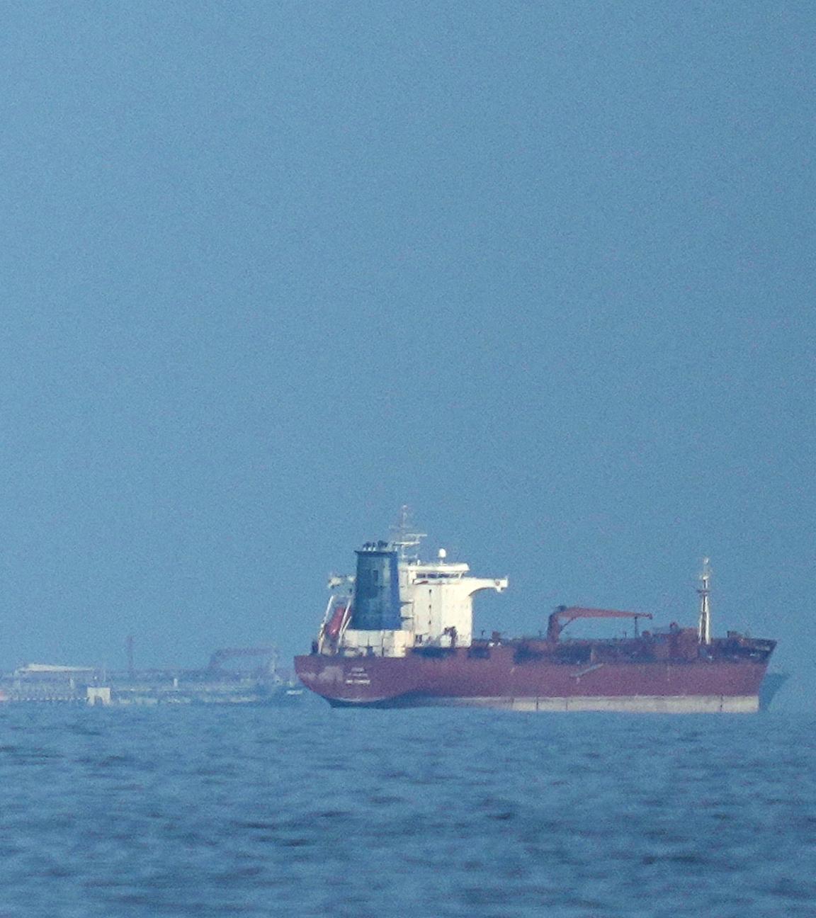 Öltanker und Frachtschiffe liegen in der Straße von Hormuz vor Anker, aufgenommen von Khor Fakkan, Vereinigte Arabische Emirate, aufgenommen am 11.03.2026