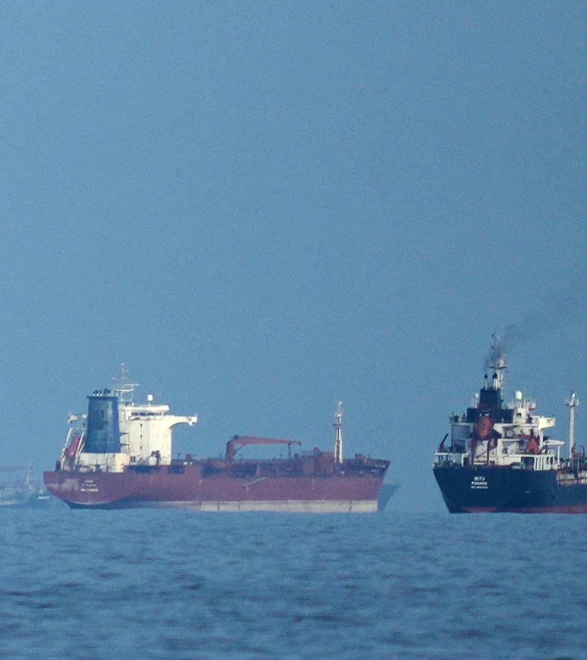 Öltanker und Frachtschiffe liegen in der Straße von Hormuz vor Anker, aufgenommen von Khor Fakkan, Vereinigte Arabische Emirate, aufgenommen am 11.03.2026