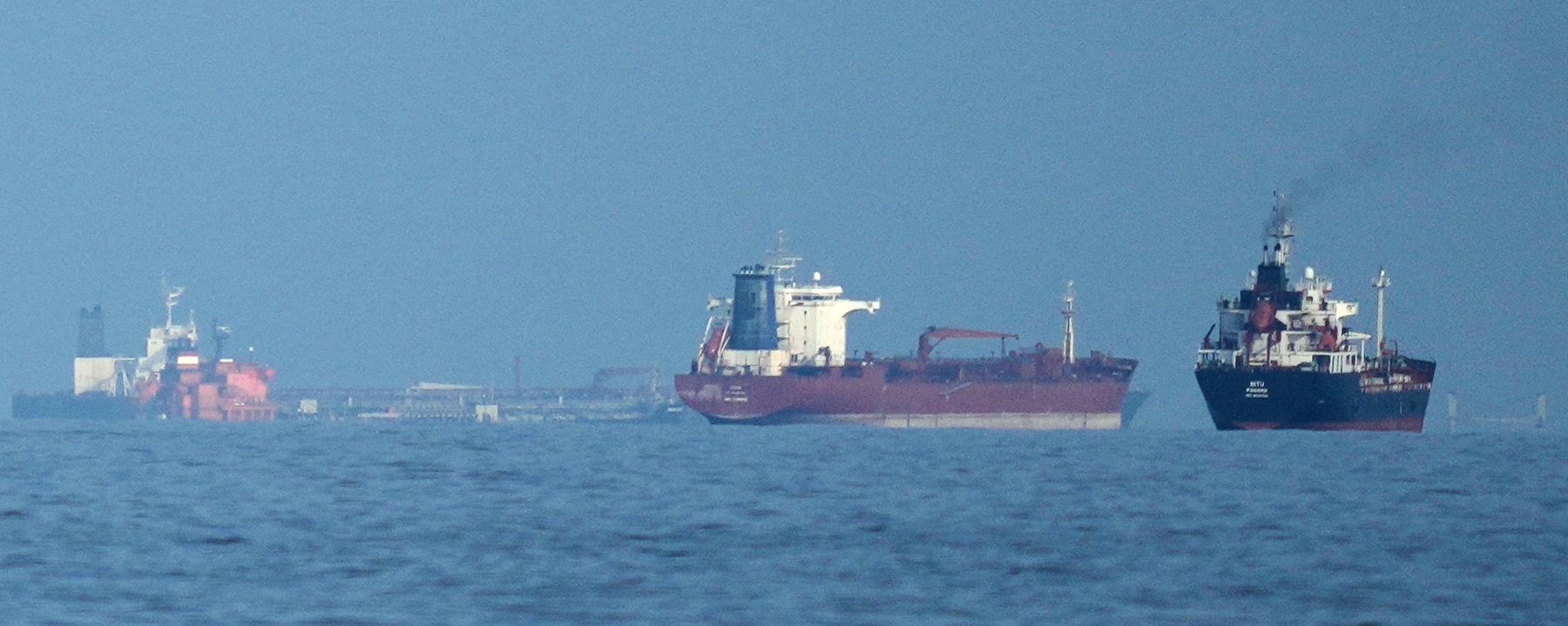 Öltanker und Frachtschiffe liegen in der Straße von Hormuz vor Anker, aufgenommen von Khor Fakkan, Vereinigte Arabische Emirate, aufgenommen am 11.03.2026