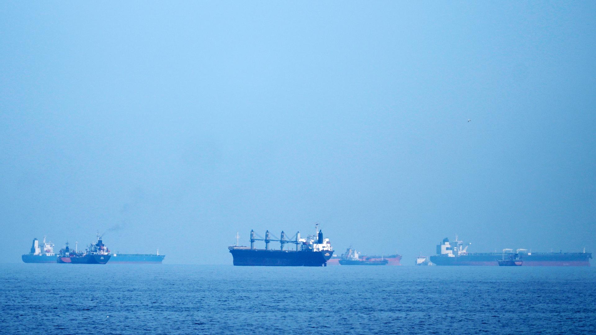 Öltanker und Frachtschiffe reihen sich in der Straße von Hormus auf, gesehen von Khor Fakkan, aufgenommen am 11.03.2026