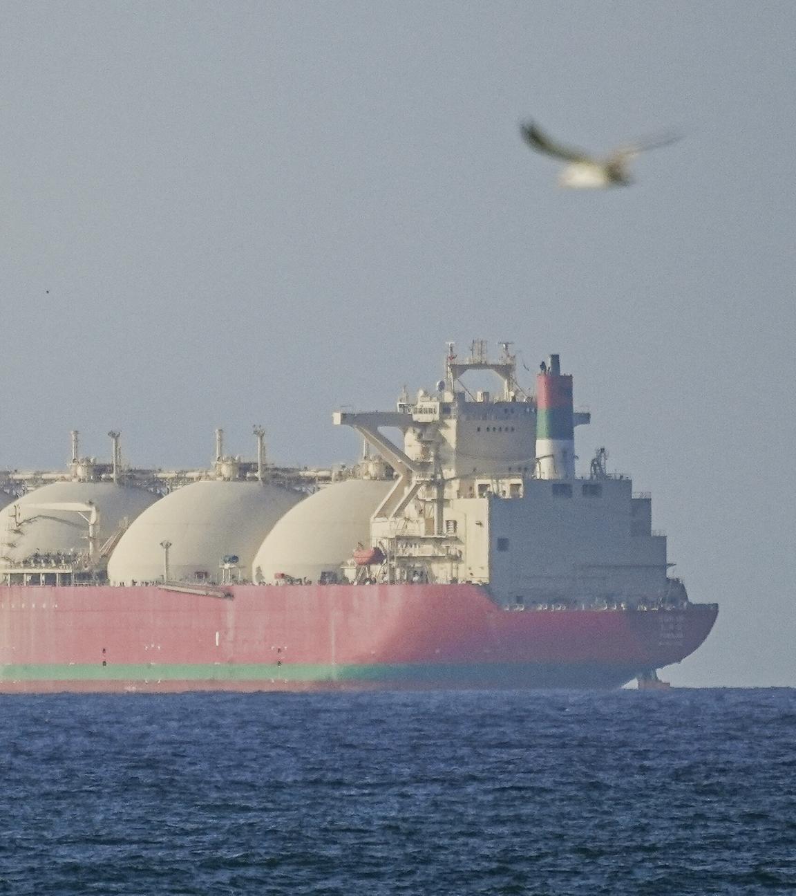 Ein Schiff, das die Straße von Hormus passiert.