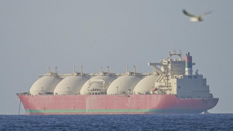 Ein Schiff, das die Straße von Hormus passiert.