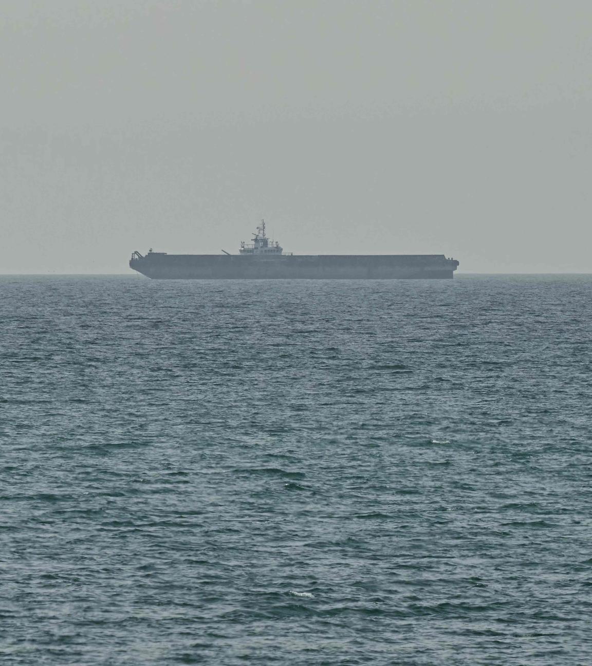 Vor der Küste von Ras al-Khaimah ist ein Schiff zu sehen.