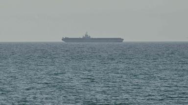 Vor der Küste von Ras al-Khaimah ist ein Schiff zu sehen.