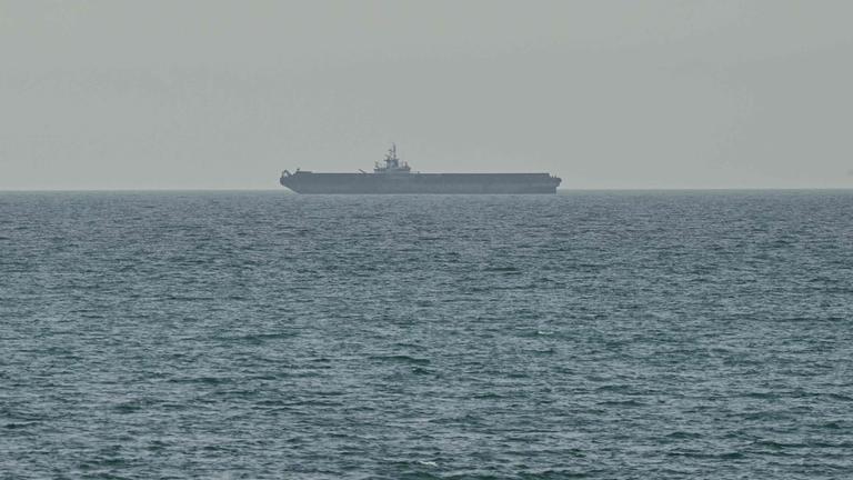 Vor der Küste von Ras al-Khaimah ist ein Schiff zu sehen.