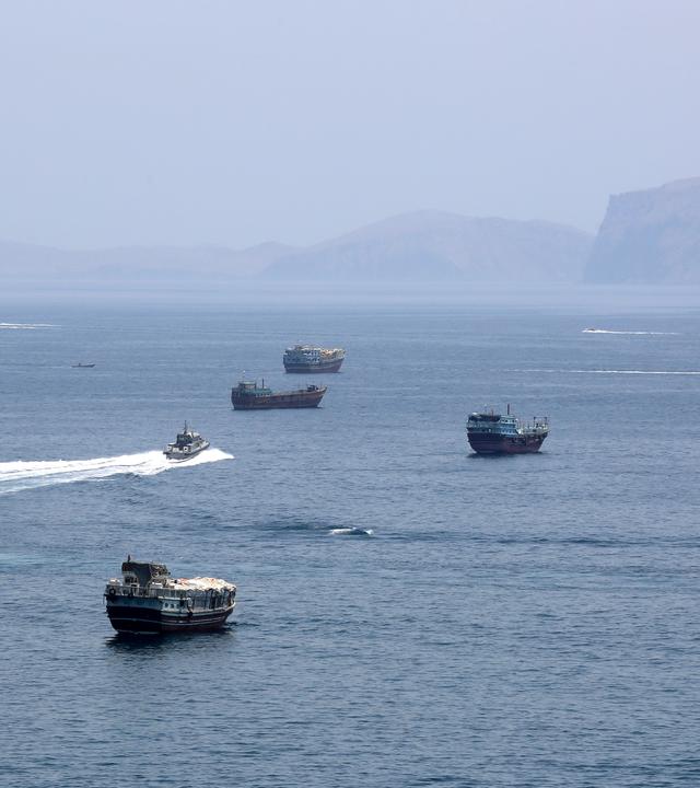 Oman, Khasab: Handelsschiffe liegen in der Nähe von Khasab,