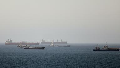 Im Golf von Oman, entlang der Schifffahrtsrouten zwischen der Straße von Hormus und dem Arabischen Meer Tanker und Frachtschiffe zu sehen
