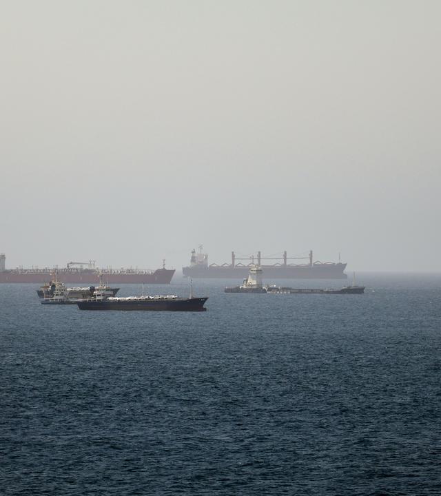Im Golf von Oman, entlang der Schifffahrtsrouten zwischen der Straße von Hormus und dem Arabischen Meer Tanker und Frachtschiffe zu sehen