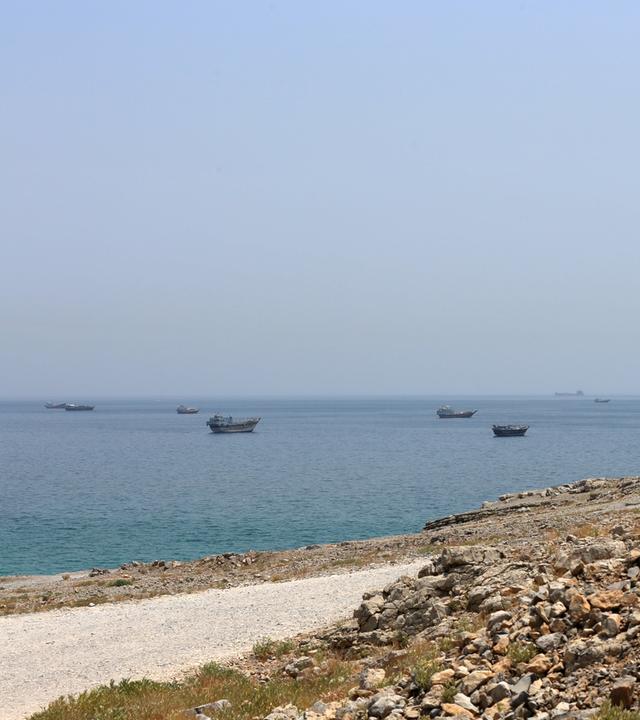 Dieses am 20. Juni 2026 aufgenommene Foto zeigt die Straße von Hormus bei Khasab, einer Kleinstadt im Norden des Oman.