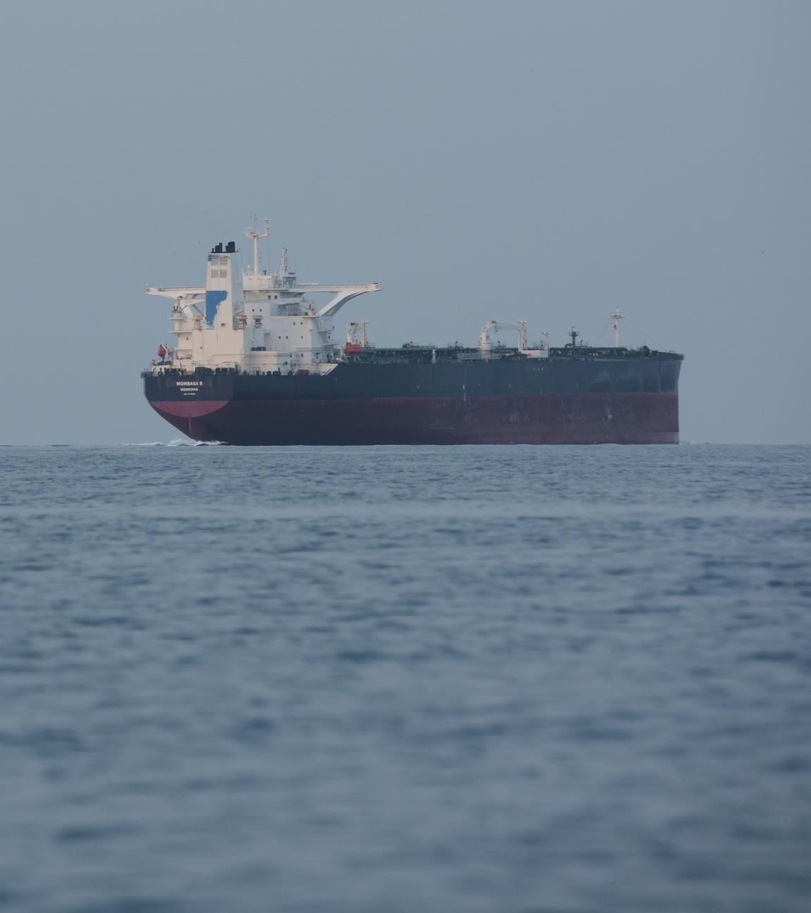 Tanker ankern in der Straße von Hormus vor der Küste der Insel Qeschm.