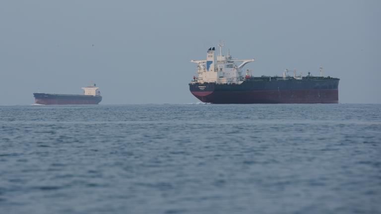 Tanker ankern in der Straße von Hormus vor der Küste der Insel Qeschm.