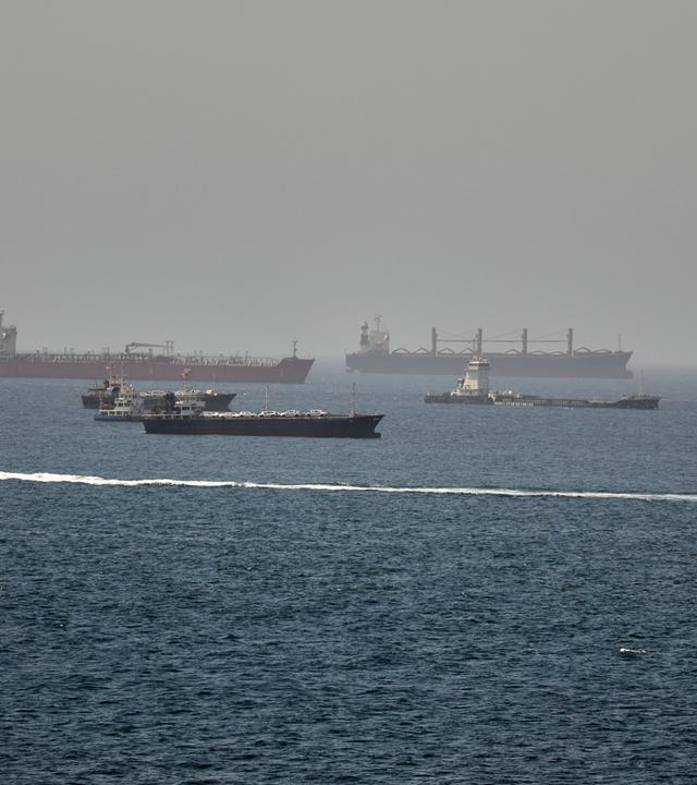 Im Golf von Oman, entlang der Schifffahrtsrouten zwischen der Straße von Hormus und dem Arabischen Meer Tanker und Frachtschiffe zu sehen. 