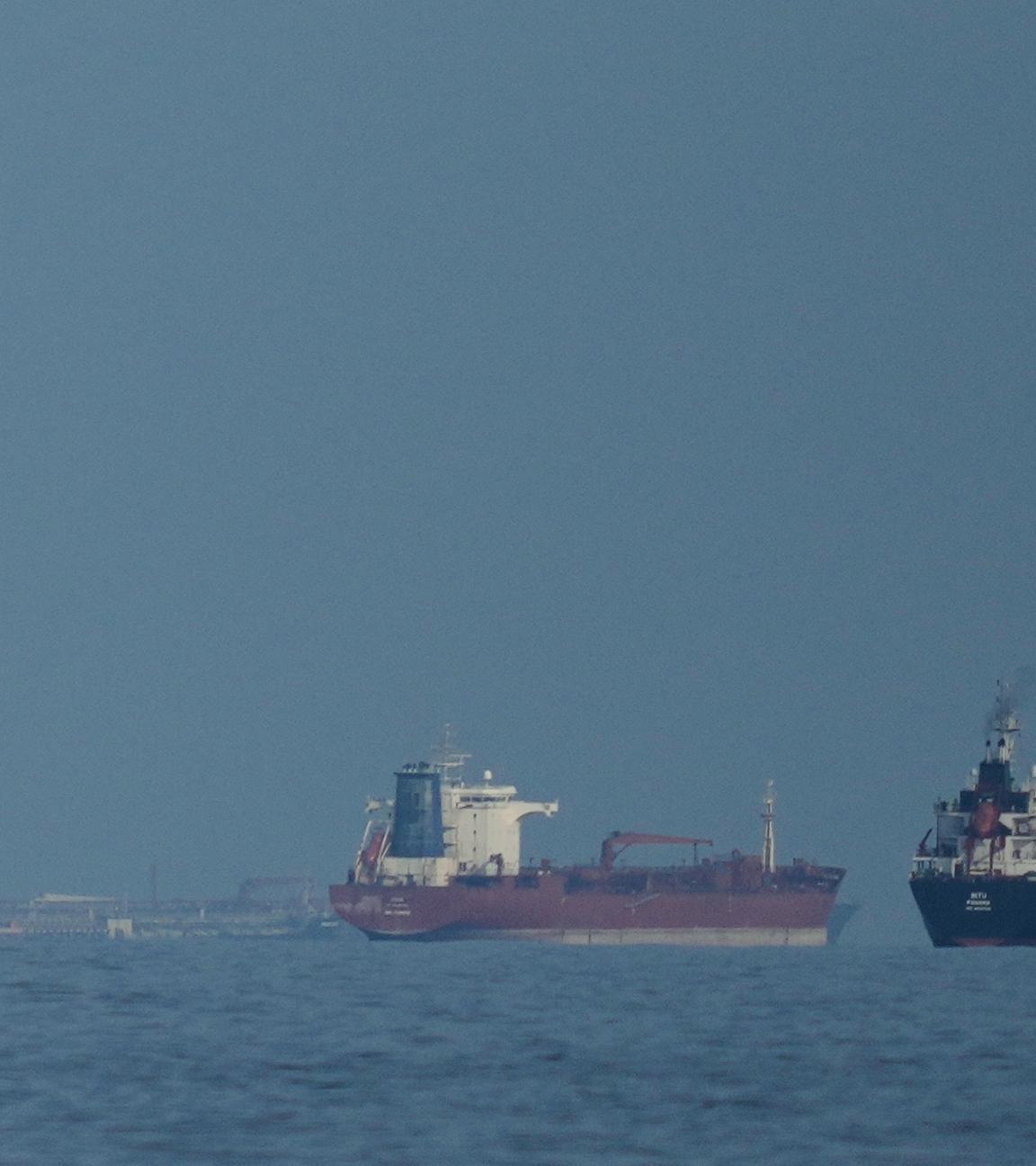 Öltanker und Frachtschiffe reihen sich in der Straße von Hormus.