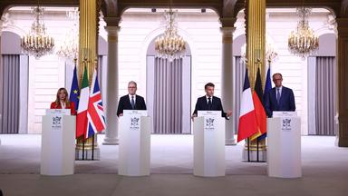 Die italienische Ministerpräsidentin Giorgia Meloni, der britische Premierminister Keir Starmer, der französische Präsident Emmanuel Macron und der deutsche Bundeskanzler Friedrich Merz (CDU) bei einer Pressekonferenz nach einem multinationalen Koalitionsgipfel im Elysee-Palast.