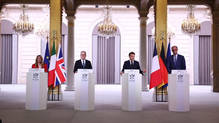 Die italienische Ministerpräsidentin Giorgia Meloni, der britische Premierminister Keir Starmer, der französische Präsident Emmanuel Macron und der deutsche Bundeskanzler Friedrich Merz (CDU) bei einer Pressekonferenz nach einem multinationalen Koalitionsgipfel im Elysee-Palast.