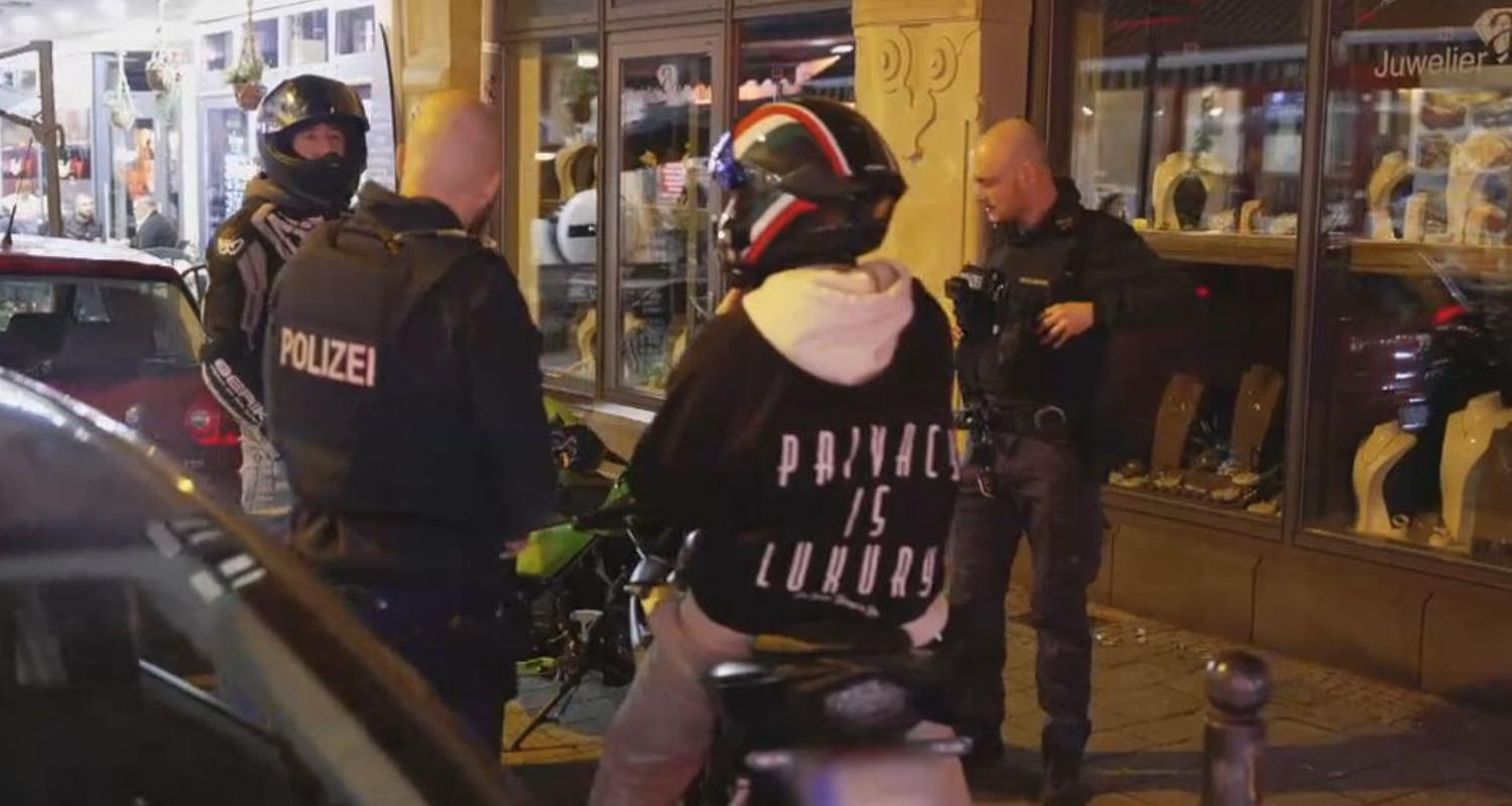 Einsatzgruppe kontrolliert Raser in Wiesbaden