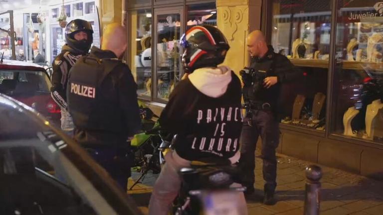 Einsatzgruppe kontrolliert Raser in Wiesbaden