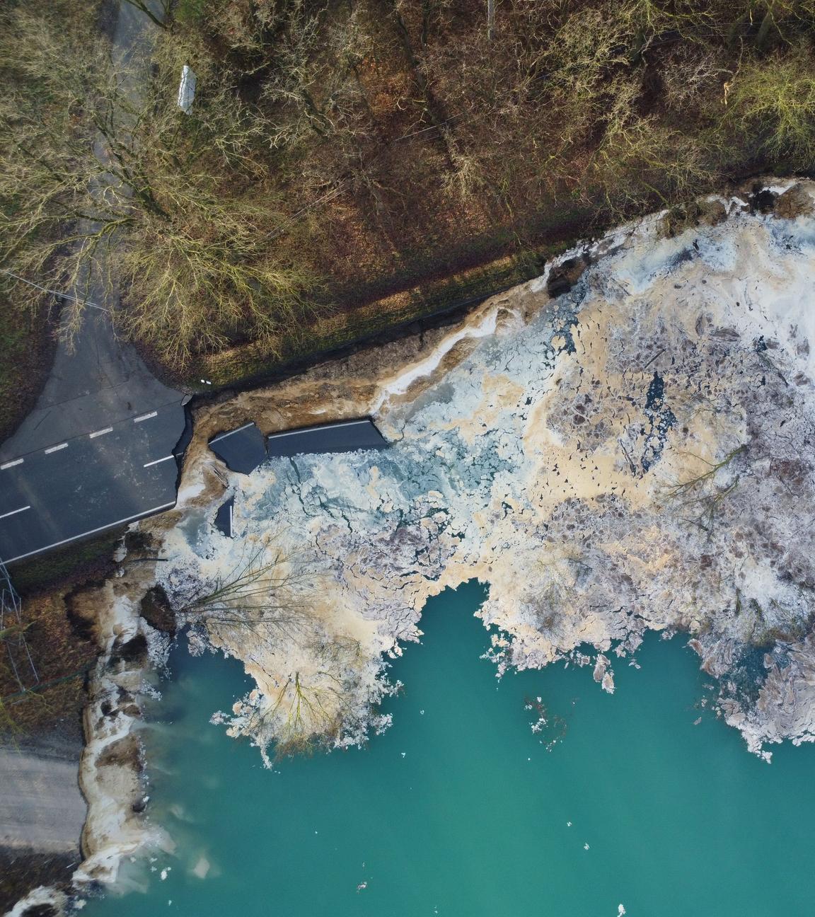 07.02.2026, Nordrhein-Westfalen, Coesfeld: Auf rund 80 Metern Länge ist eine Kreisstraße in Coesfeld in die angrenzende Quarzgrube gerutscht. 