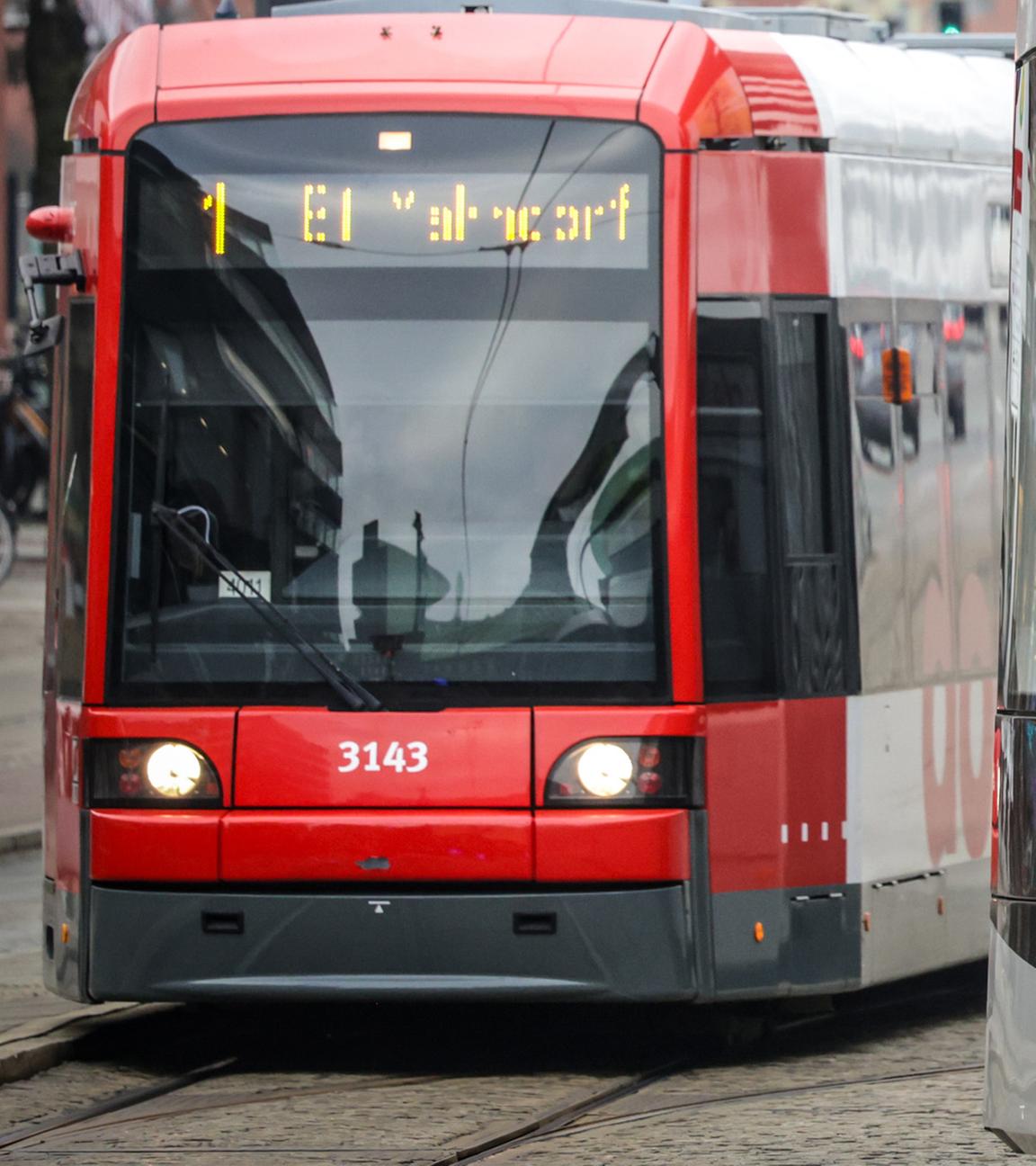Zwei Straßenbahnen der Bremer Straßenbahn AG (BSAG) stehen an der Haltestelle Domsheide in Bremen. (Archiv)