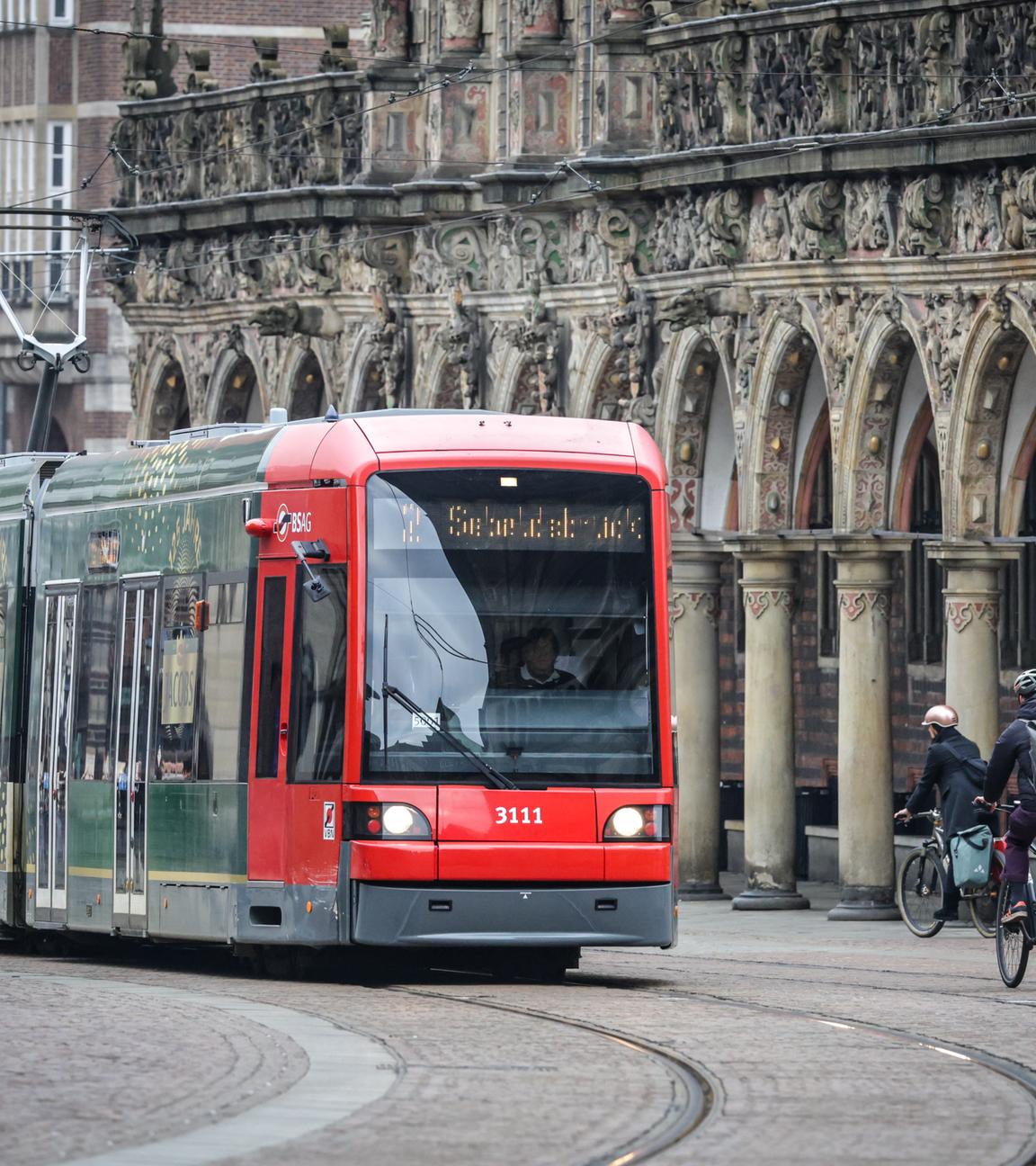 Eine Straßenbahn der Bremer Straßenbahn AG fährt vor dem Rathaus in Bremen.