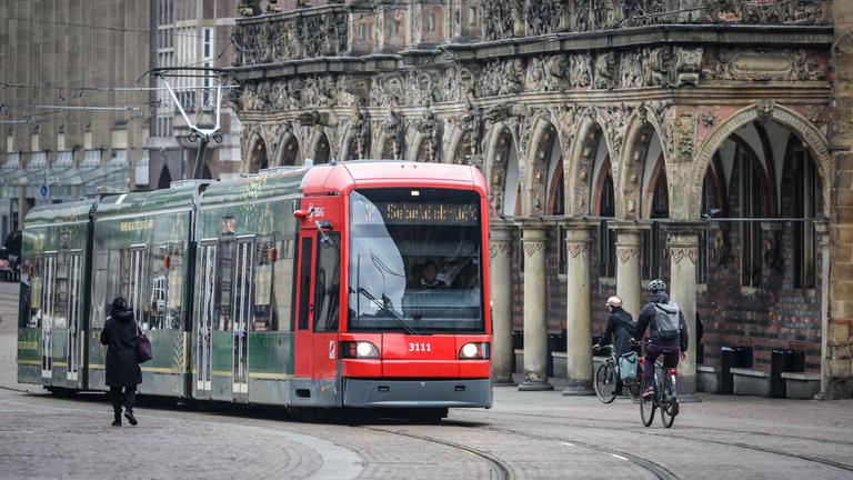 Eine Straßenbahn der Bremer Straßenbahn AG fährt vor dem Rathaus in Bremen.