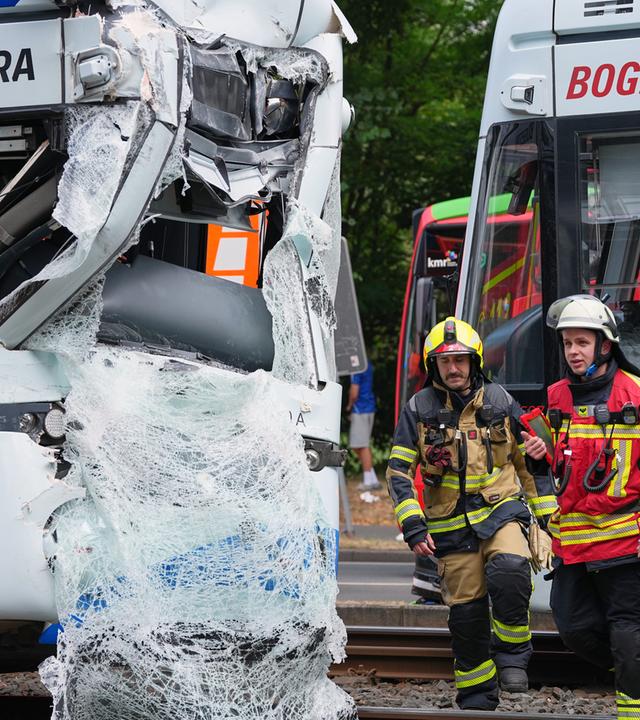 Rettungskräfte im Einsatz nach dem Straßenbahnunfall in Gelsenkirchen
