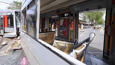 Eine beschädigte Straßenbahn steht an der Unfallstelle am 23.05.2026 in Düsseldorf.