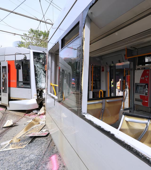 Eine beschädigte Straßenbahn steht an der Unfallstelle am 23.05.2026 in Düsseldorf.
