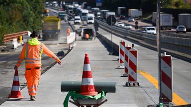 Straßenbauer sind auf der Autobahn A4-Baustelle bei Wilsdruff mit dem halbseitigen Betoneinbau beschäftigt