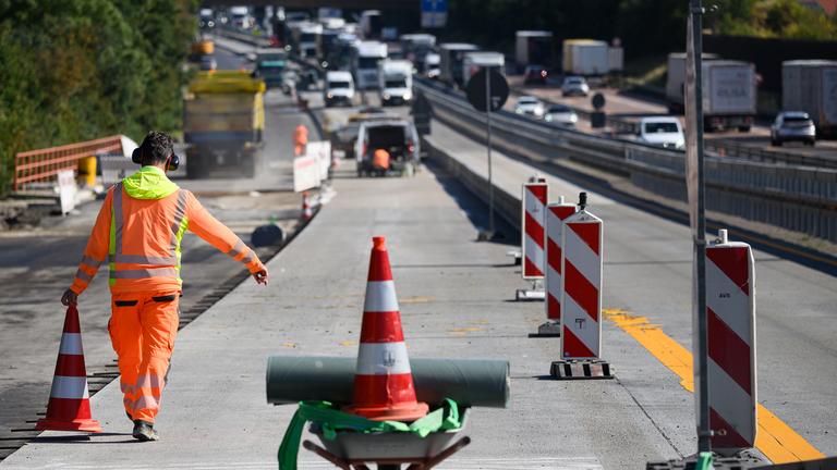 Straßenbauer sind auf der Autobahn A4-Baustelle bei Wilsdruff mit dem halbseitigen Betoneinbau beschäftigt
