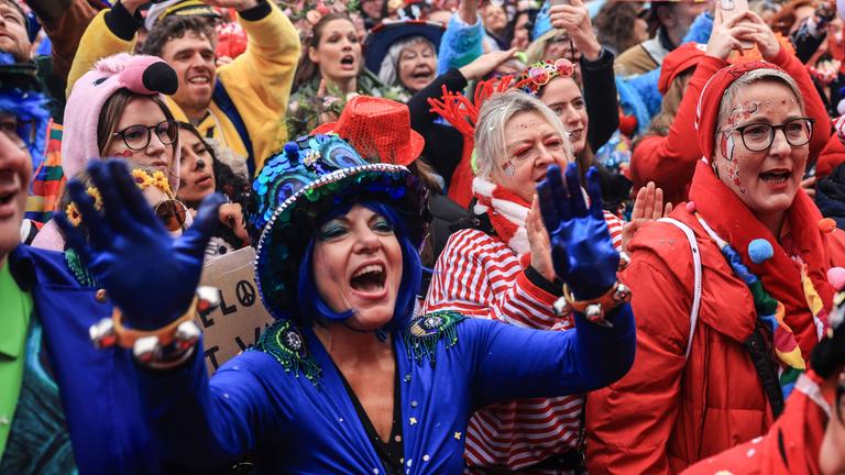 Karnevalisten feiern auf dem Heumarkt in Köln den Beginn der Karnevalssaison.