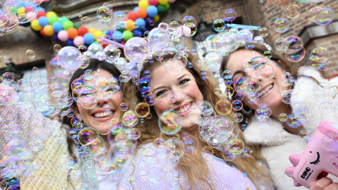 Kostümierte Jecken mit Seifenblasen vor dem Düsseldorfer Rathaus 
