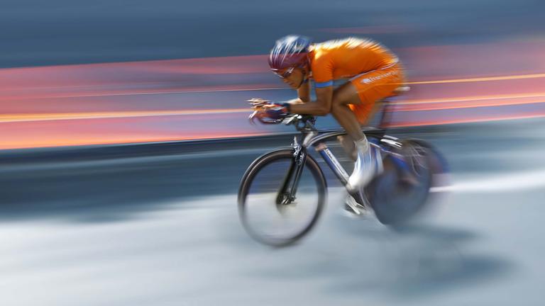 Symbolbild: Ein Mann auf einem Fahrrad, stilistisch verzerrt, um Schnelligkeit anzudeuten