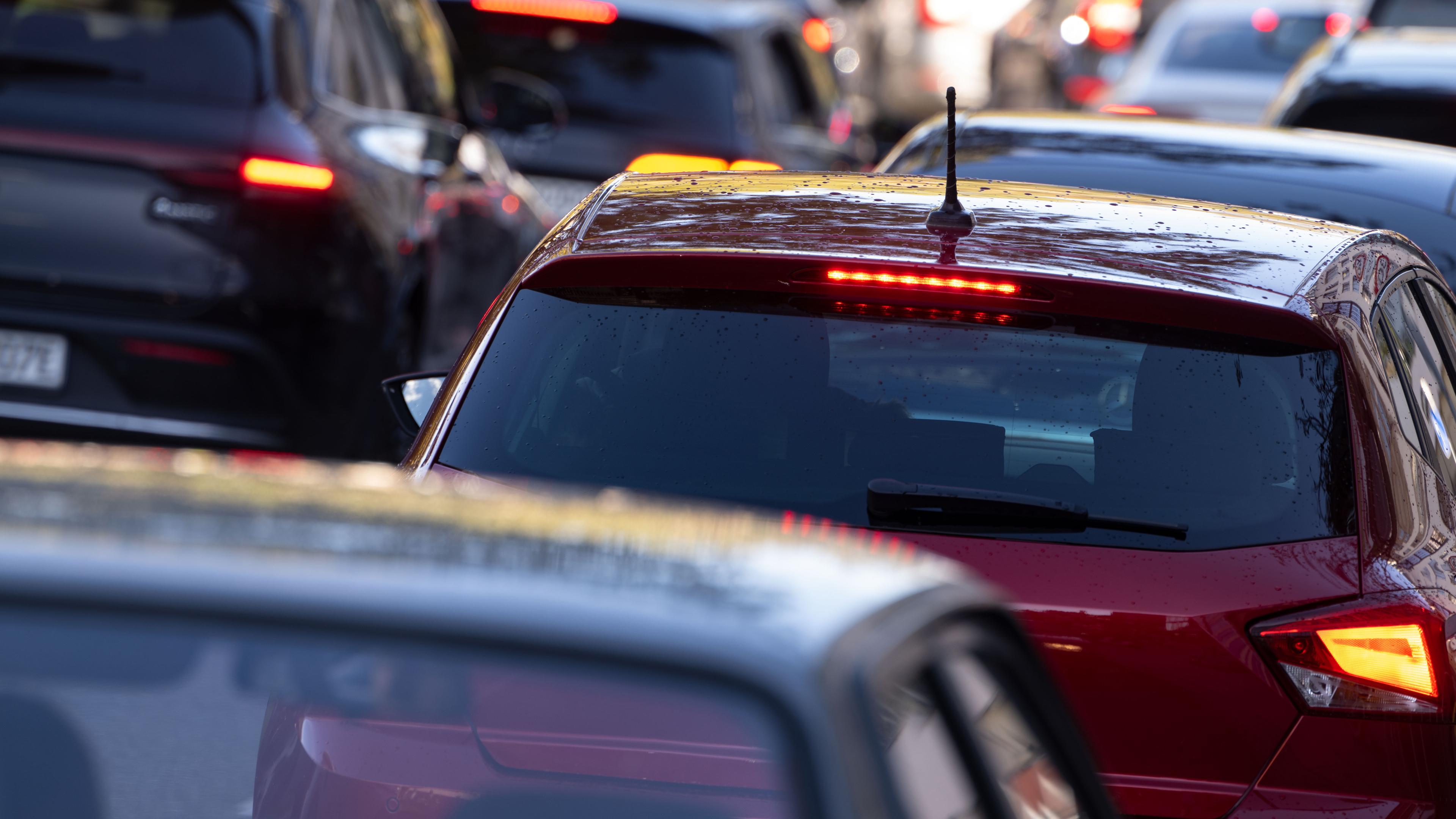 Autos stehen in der Innenstadt im Stau. 