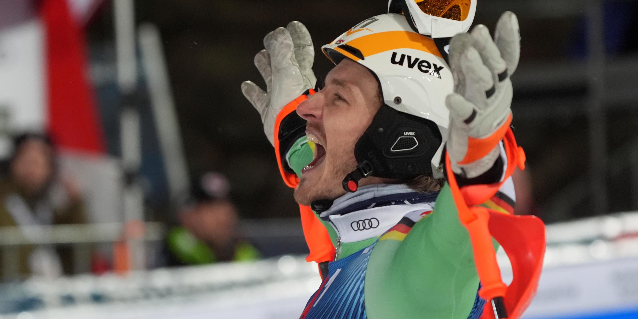 Linus Straßer bejubelt seinen Sieg beim Nachtslalom in Schladming am 24. Januar 2024.