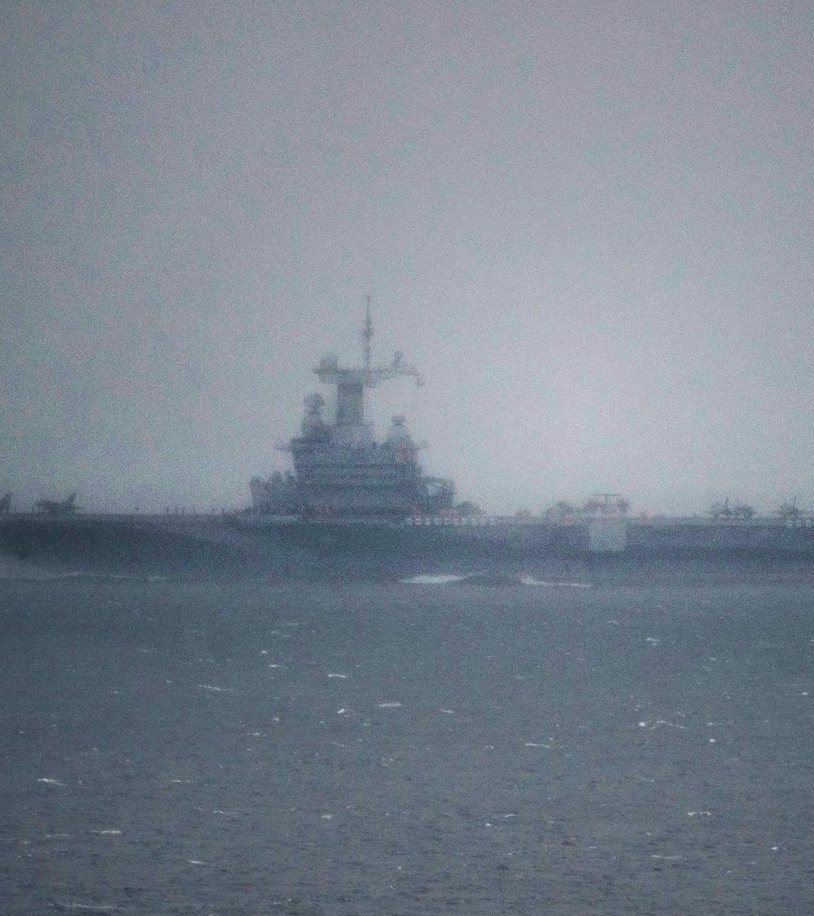 Der französische Flugzeugträger „Charles de Gaulle“ ist vor der Küste Südspaniens in Tarifa zu sehen.
