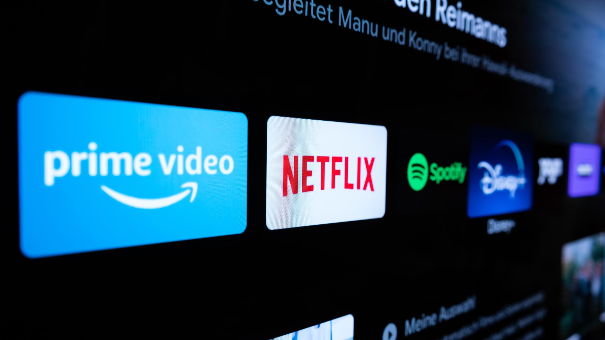 Verschieden Streaming-Anbieter auf einem TV-Screen