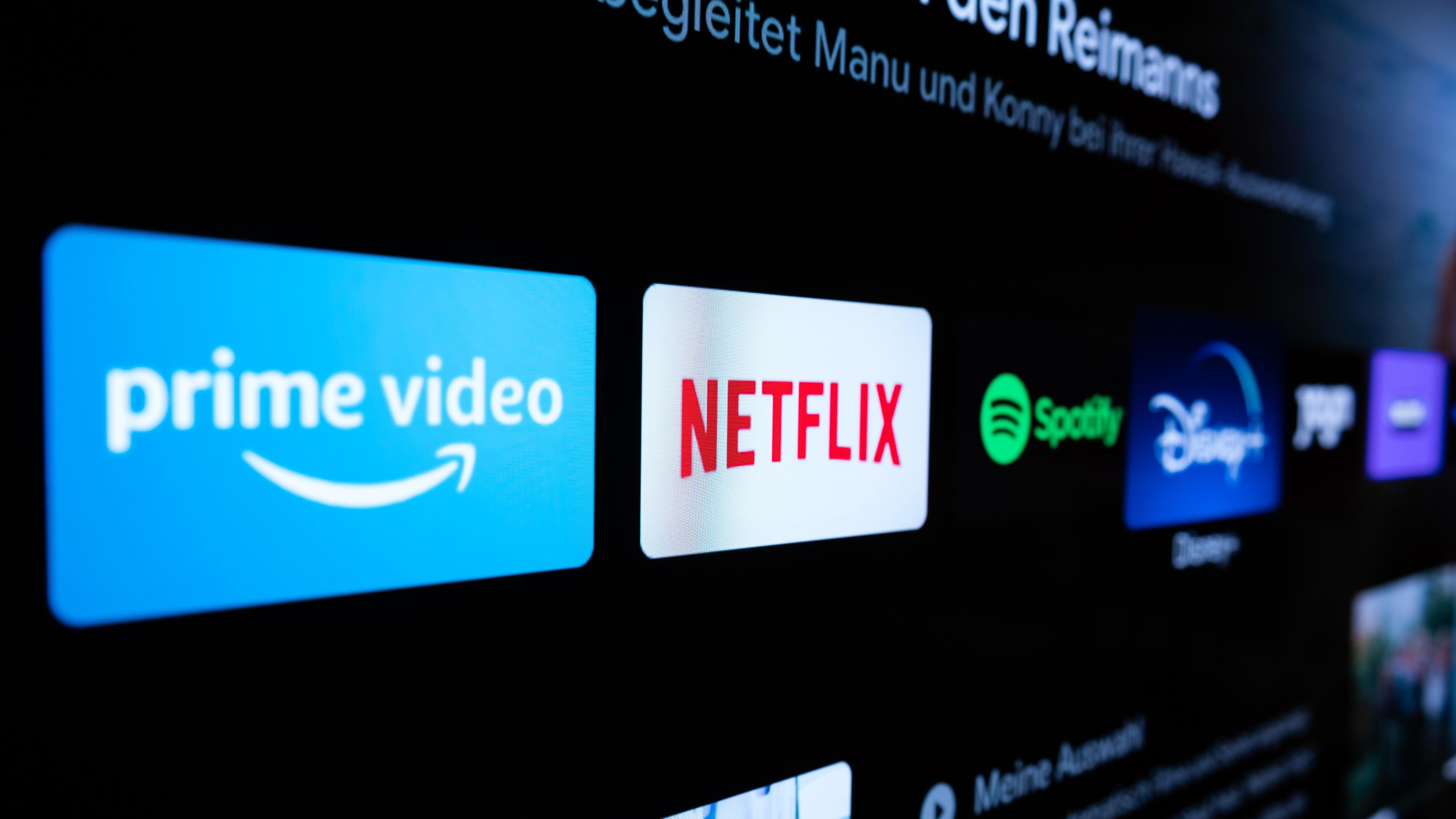 Verschieden Streaming-Anbieter auf einem TV-Screen