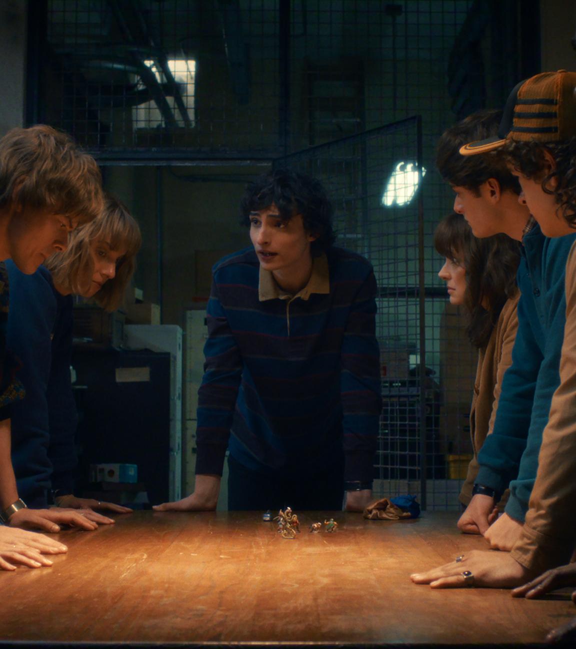 Die berühmten Schauspielerinnen des Stranger-Things-Cast in einer düsteren Szene aus der letzten Staffel.