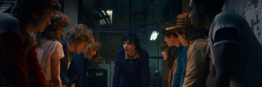 Die berühmten Schauspielerinnen des Stranger-Things-Cast in einer düsteren Szene aus der letzten Staffel.