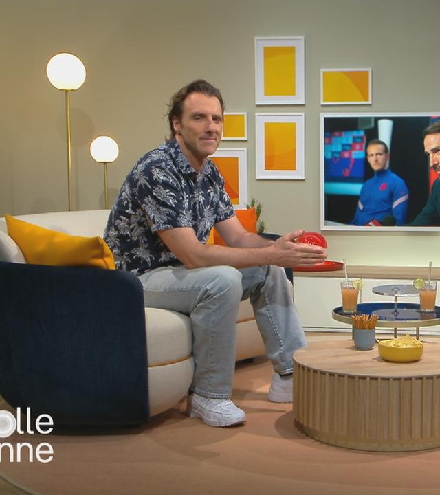Patrick Lipke und Florian Weiss sitzen auf dem "Volle Kanne"-Sofa
