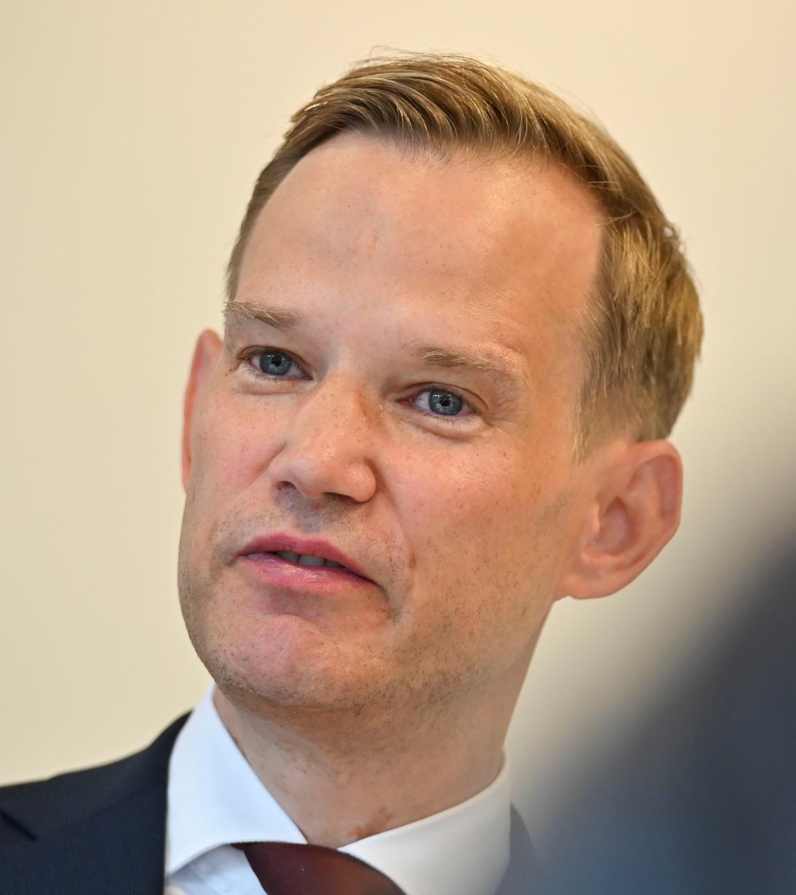 Hendrik Streek beim Sprechen in Nahaufnahme