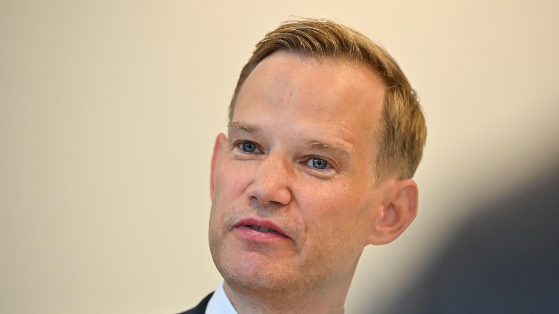 Hendrik Streek beim Sprechen in Nahaufnahme