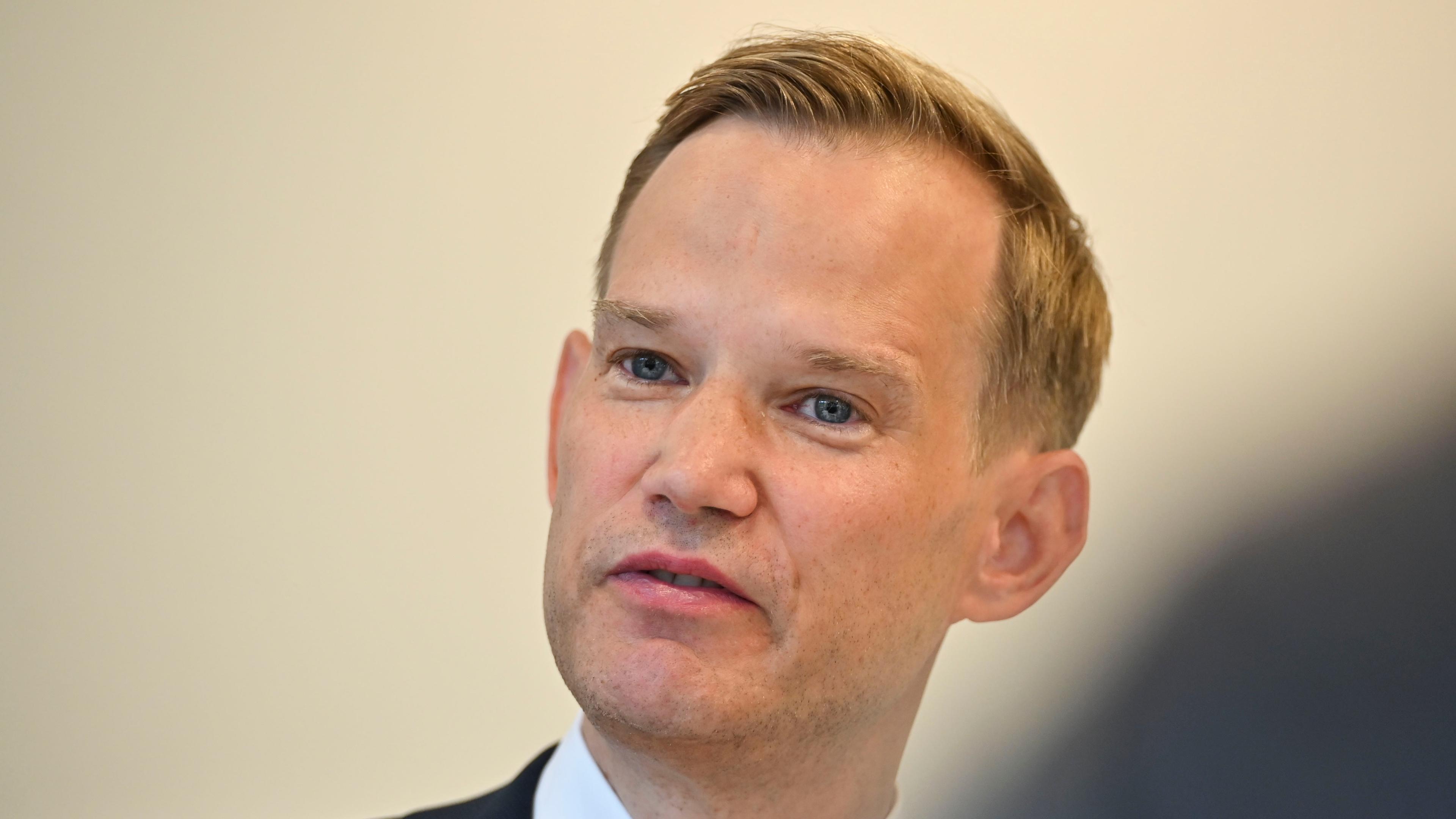 Hendrik Streek beim Sprechen in Nahaufnahme