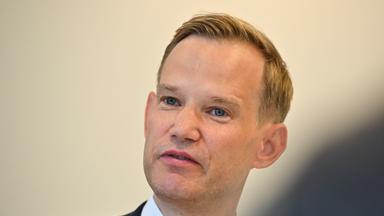 Hendrik Streek beim Sprechen in Nahaufnahme