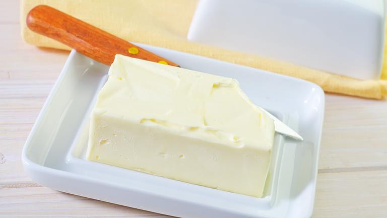 Streichfett auf dem Tisch mit Besteck.