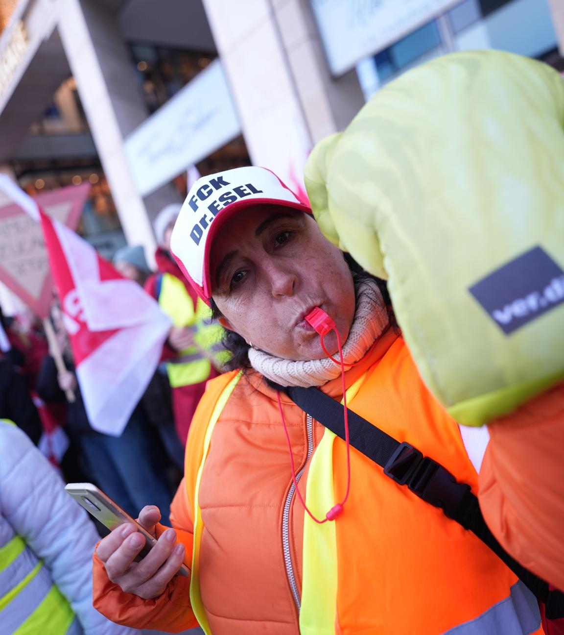 Teilnehmerinnen und Teilnehmer demonstrieren während eines Warnstreiks im öffentlichen Dienst.
