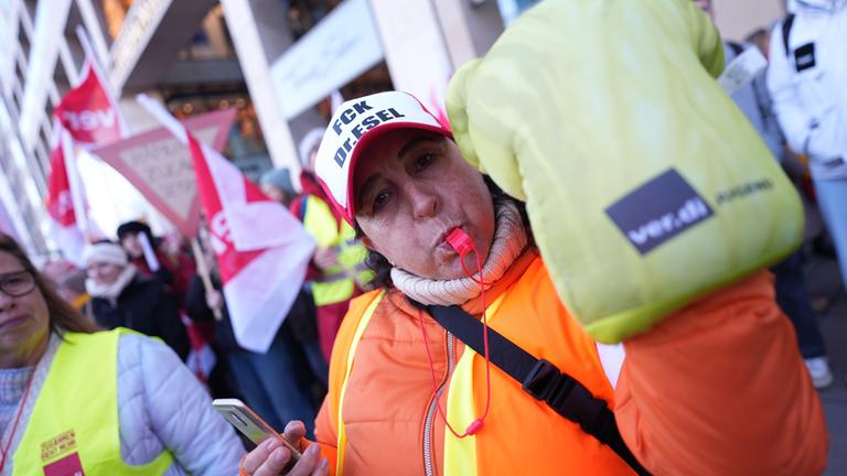 Teilnehmerinnen und Teilnehmer demonstrieren während eines Warnstreiks im öffentlichen Dienst.
