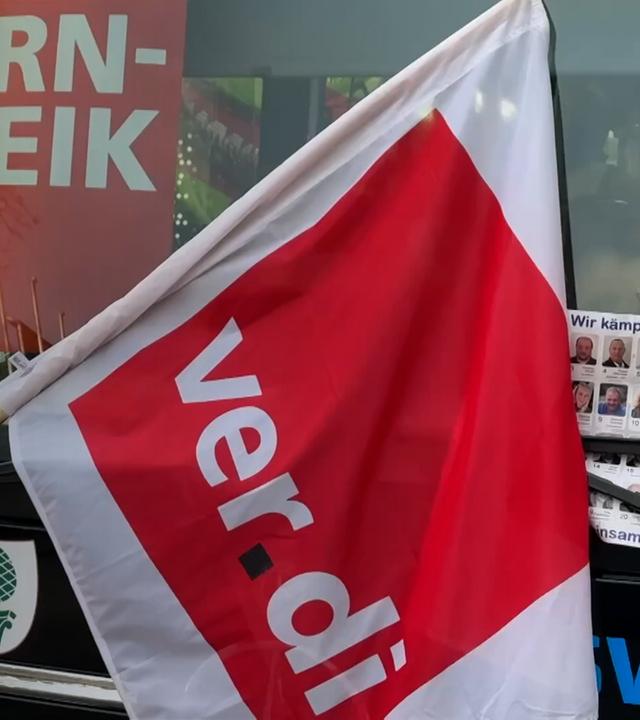 Eine Flagge der Gewerkschaft "ver.di" hängt am Fester eines Busses anlässlich eines ÖPNV-Warnstreiks in Bayern.